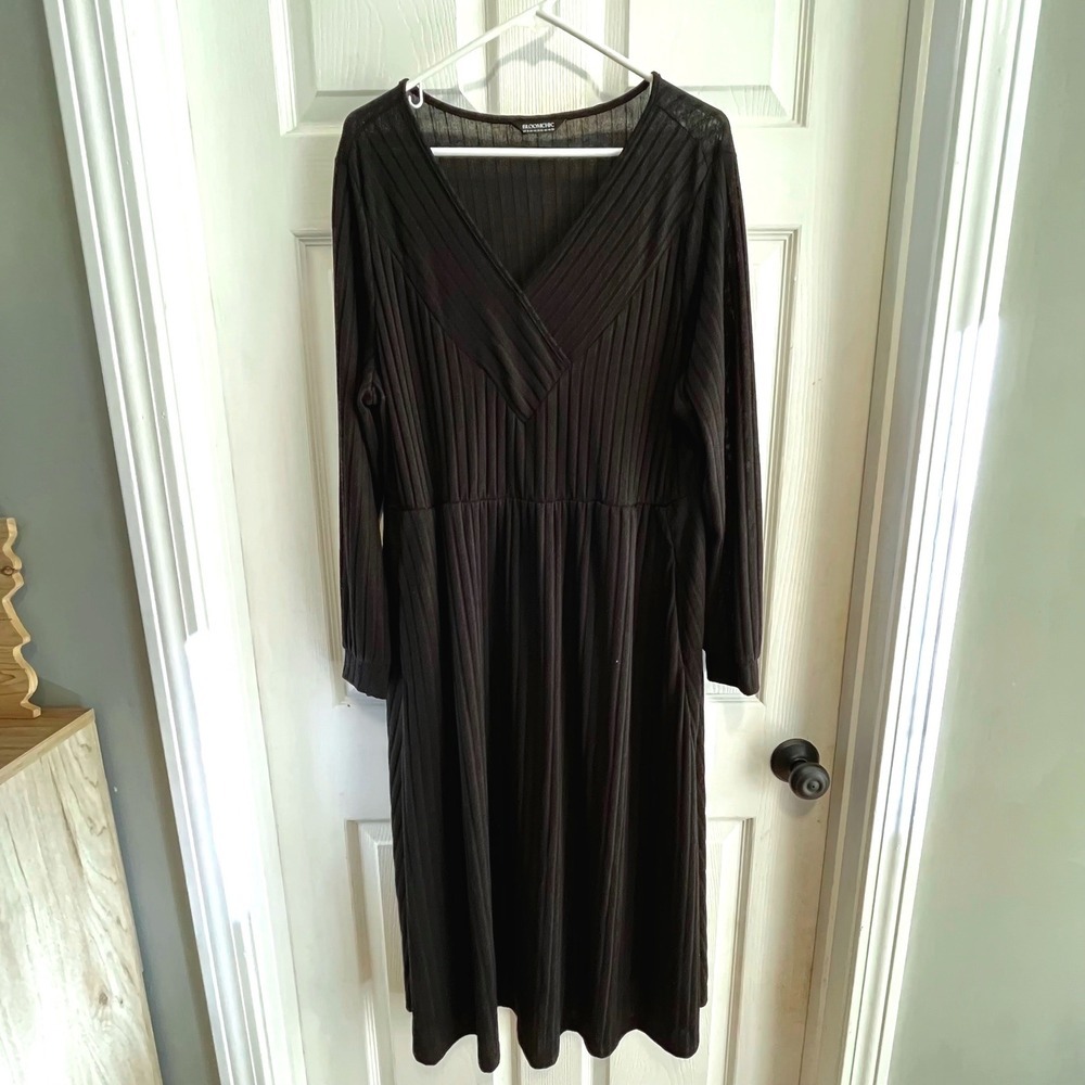 BloomChic Black Ribbed V‑Neck Midi Dress